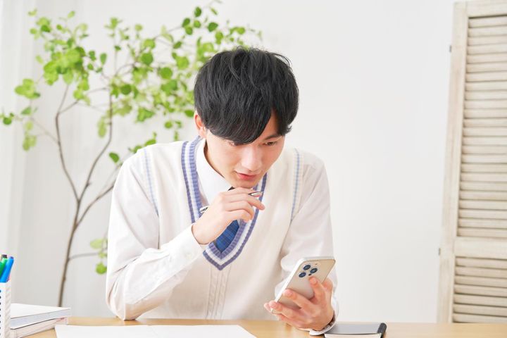 「人生から逃げている気がする」高校生の息子を心配する母へ。美輪明宏さんの“見守る”人生相談