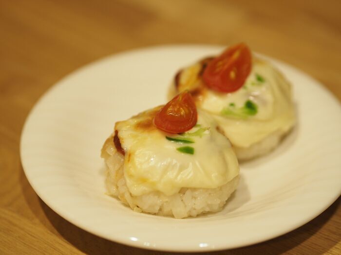【ご飯とチーズが最高】トースターで焼くだけ！？子どもも喜ぶ進化系「ピザおにぎり」が激ウマすぎた