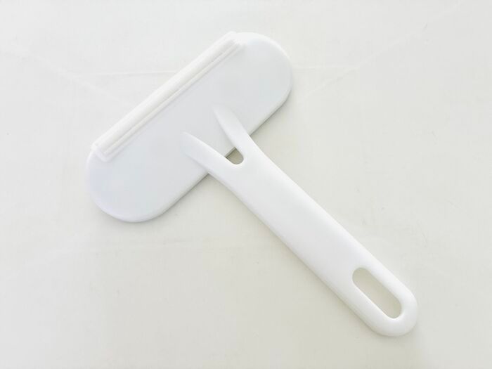 【セリア】コロコロの使用頻度が減るかも！？家中で使えた『2WAYブラシ』車にもあると便利♪ 