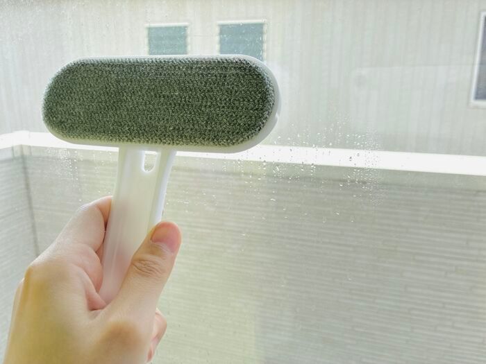 【セリア】コロコロの使用頻度が減るかも！？家中で使えた『2WAYブラシ』車にもあると便利♪ 