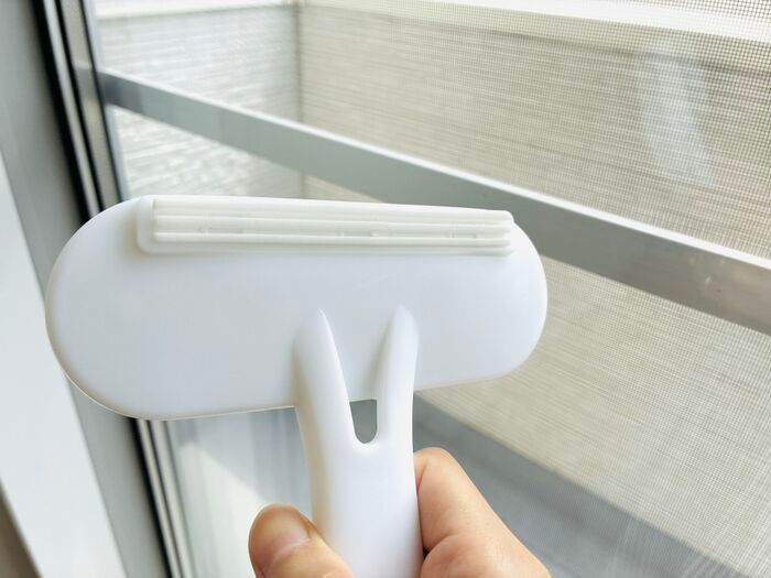 【セリア】コロコロの使用頻度が減るかも！？家中で使えた『2WAYブラシ』車にもあると便利♪ 