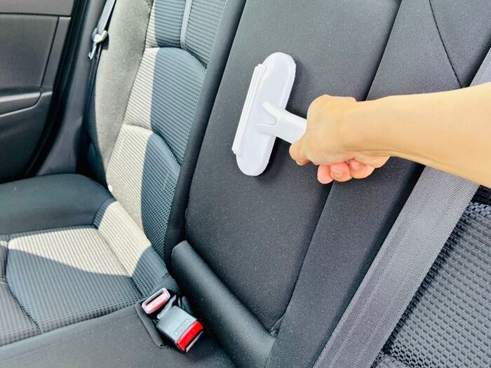 【セリア】コロコロの使用頻度が減るかも！？家中で使えた『2WAYブラシ』車にもあると便利♪ 