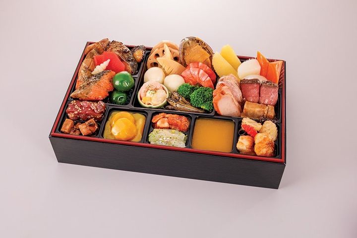 ●近大味めぐりおせち【近鉄限定】 / 2人用、一重折（和・洋・中） 19,980円 約30品 ※近大の研究成果ではない品目も含まれます。