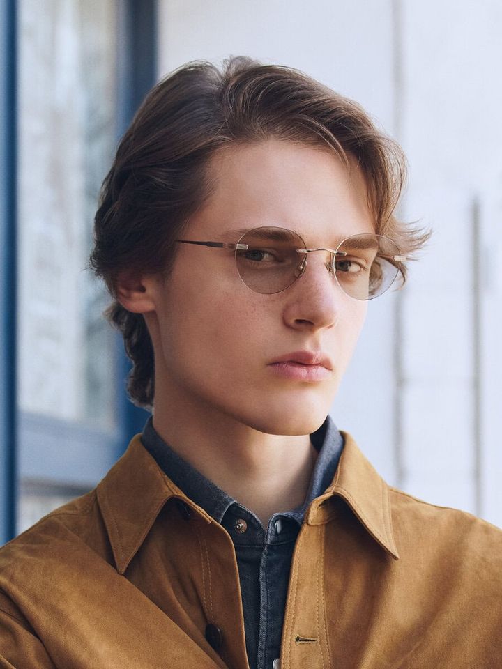 いつもの装いを少し特別に見せたい日に取り入れたいのが「Sunglasses」。トレンドのリムレスやツーブリッジなど、大胆なデザインを取り入れた3型をラインナップしている。