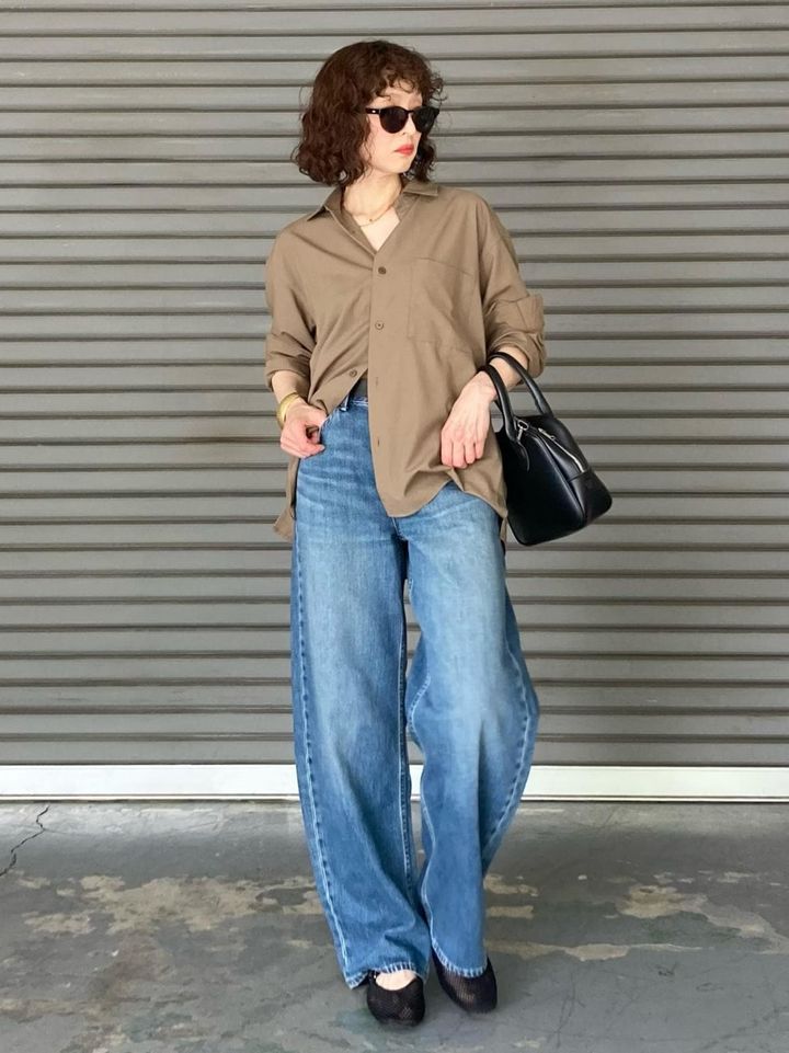 シャツをさらっと着たシンプルコーデで大人っぽく 出典：StyleHint