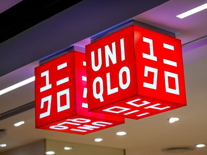 筒の部分が太めで脚のラインをすっぽりとカバーしながら、今っぽく仕上げてくれるバレルシルエットのジーンズ。この秋のおすすめの着こなしをご紹介します。※サムネイル画像：Shutterstock.com
