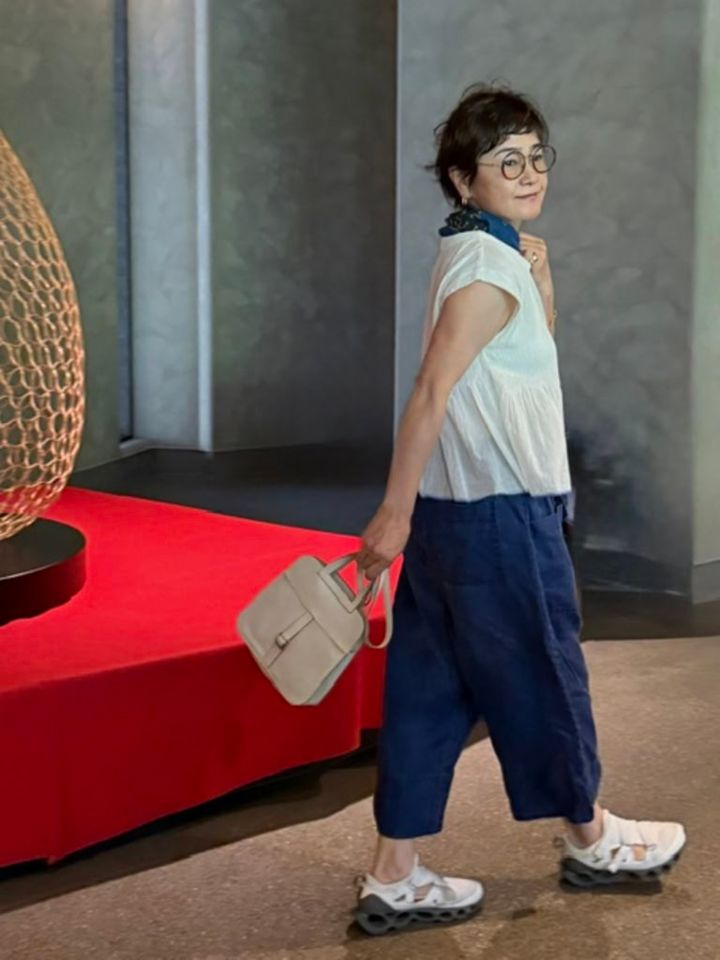 トップス：indian khadi、フレンチスリーブボトム ：herringbone linen indigo ミャオパンツ、バッグ ：Hermès