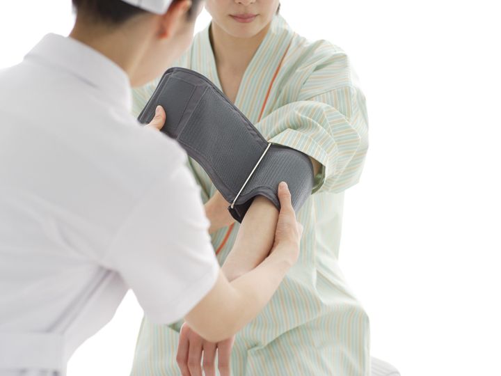 【医師が解説】高血圧を放置すると、動脈硬化が進み、脳卒中や心筋梗塞など命にかかわる重大な疾患のリスクが高まります。ネットの誤情報に惑わされてはいけません。高血圧が続く場合の対処法を分かりやすく解説します。（※画像：amanaimages）