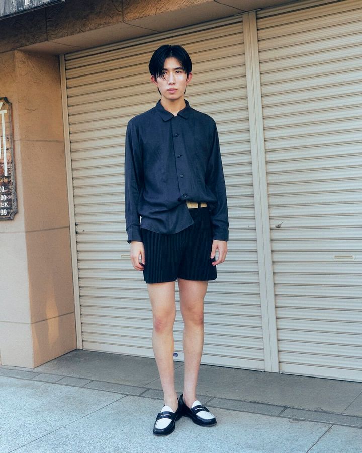 【20代スナップ＠吉祥寺】モノトーンコーデに白×黒のローファーをポイントで効かせて
