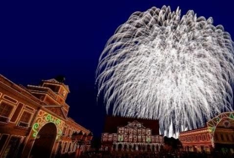 スペイン風建築と花火の夜景