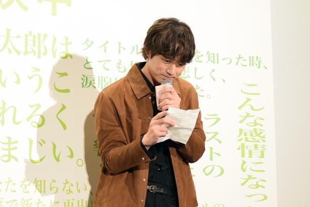 最初は持参した手紙を読もうとするものの… 撮影：ソムタム田井