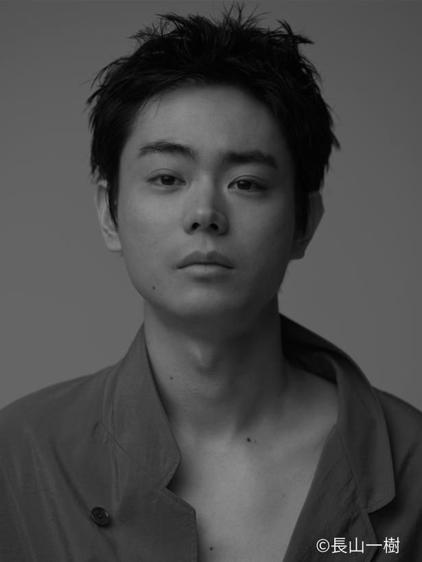 【写真を見る】長編初監督兼主演を務める菅田将暉 [c]⻘⼭真治／講談社・2027『死の⾕ʼ95』製作委員会