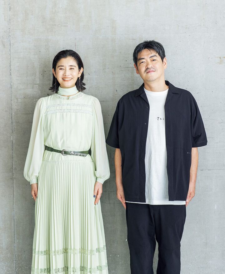 石田さん：ドレス¥143,000／3.1 Phillip Lim、ピアス（ロング両耳）¥26,400、 ピアス（左耳上）¥13,200／ともにe.m. その他／スタイリスト私物