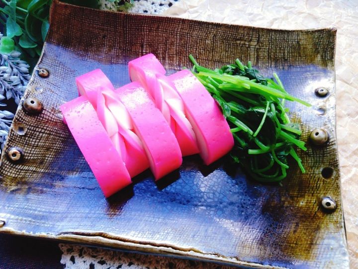 シャキシャキ三つ葉と一緒に食べる。かまぼこと三つ葉のわさび醤油