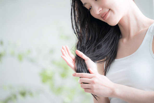 髪のトリートメントをする女性