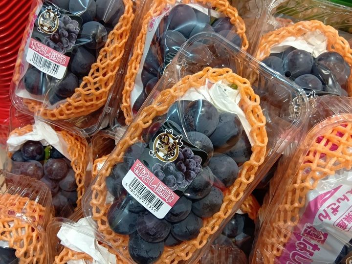 さあ、いよいよ実践です！ 999円の巨峰が並ぶ中から、これまで学んできた「目利きポイント」をチェックして、私が「これ！」と思う一房を選んでみますよ！