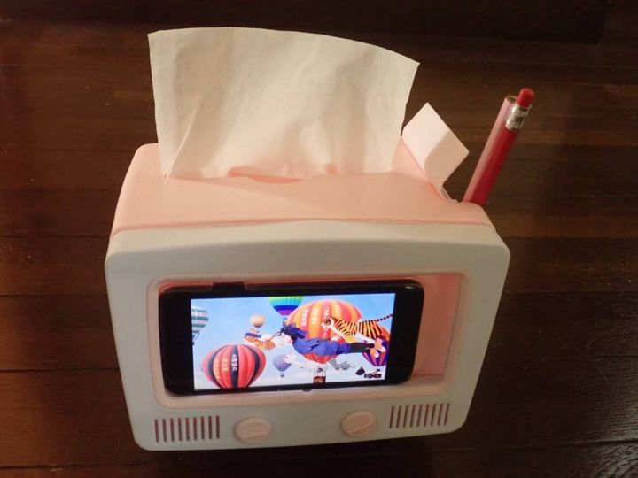 ダイソー：テレビ型スマホスタンド(ティッシュボックス、ペン立て付)