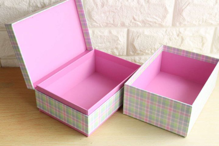 2段ギフトボックスを開け、鮮やかなピンクの内側が見える