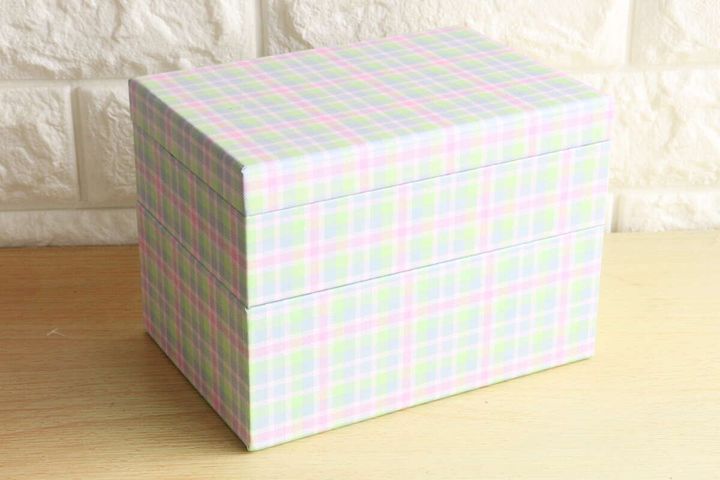 パッケージを外したチェック柄の2段ギフトボックス