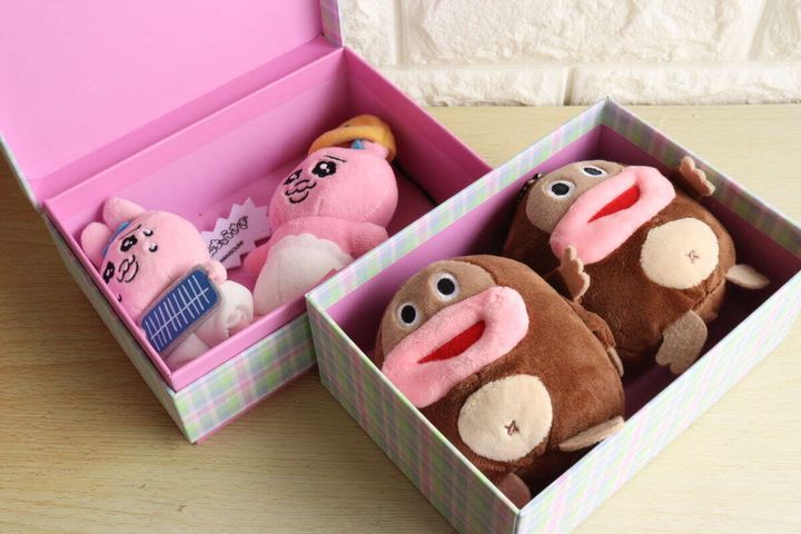 2段ギフトボックスにピンクと茶色のマスコットを収納