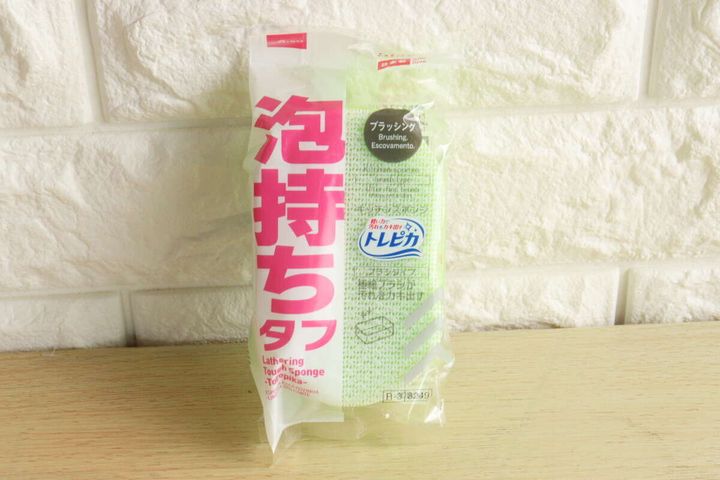 「泡持ちタフスポンジ トレピカ」のパッケージが置かれている