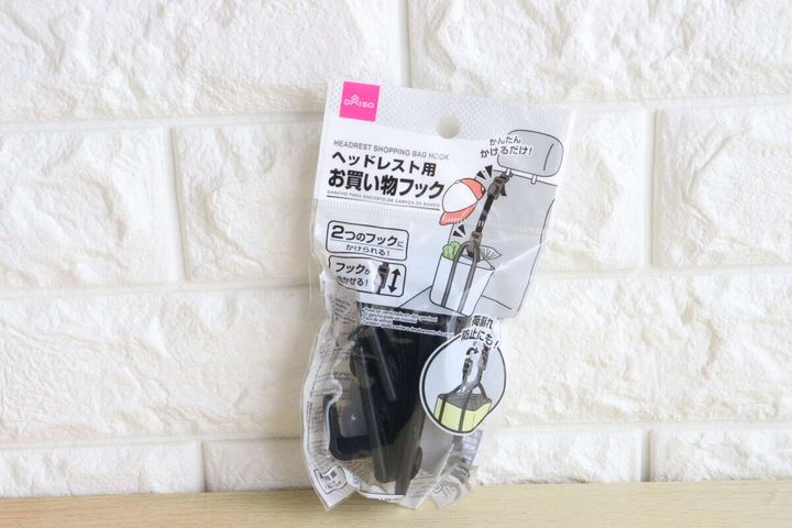 ダイソーの「ヘッドレスト用お買い物フック」商品パッケージ