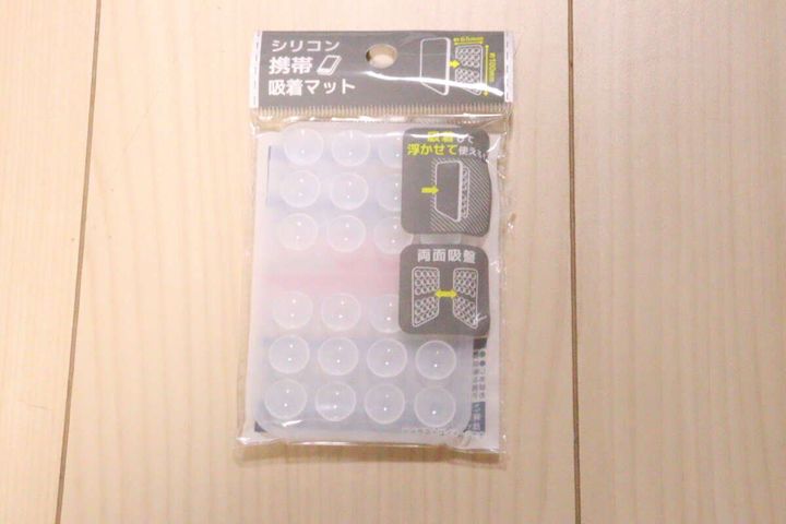 「シリコン携帯吸着マット」と書かれた商品のパッケージ全体