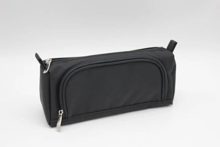 黒色の半円型ポケット付きペンケースが斜めから置かれている
