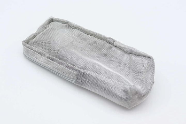 グレーのメッシュ素材の平型ペンケースが閉じた状態で置かれている