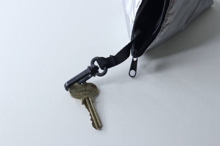 ポーチの内側のフックに鍵が取り付けられている様子