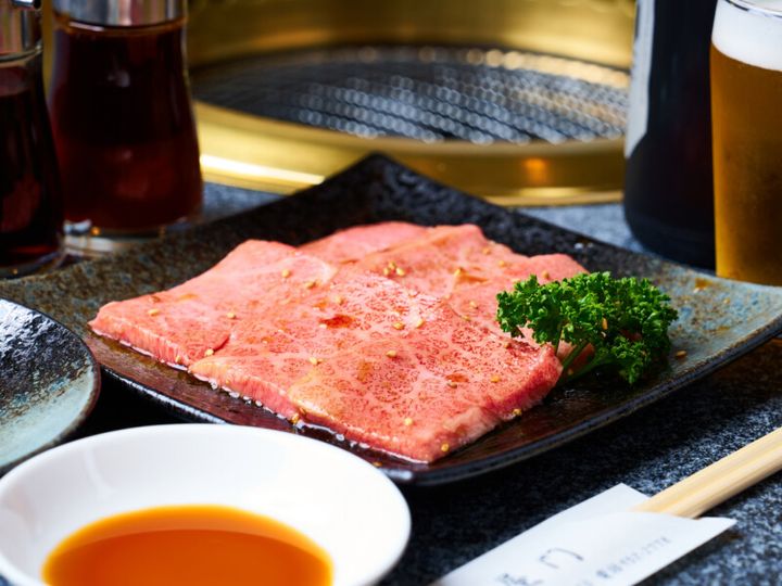 手切りの仕込みと炭火が引き出す上カルビの旨み！うまい店店主はみんなゴルフ好き