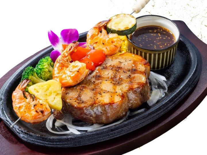 【株式会社すかいらーくホールディングス】 【ハワイアンダイニング La Ohana(ラ・オハナ)】ハワイの風を感じる豪快厚切りポーク！低温調理でしっとり柔らか！旨味溢れる肉汁とバター広がる「ダイヤモンドヘッド ポークグリル」が新登場！ by PR TIMES