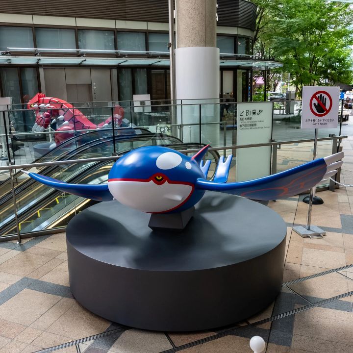 COREDO室町テラス 1F ピロティ： 立像（カイオーガ、グラードン）