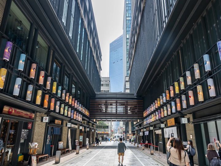 仲通り（COREDO室町1、2の間）： 仲通り 提灯装飾