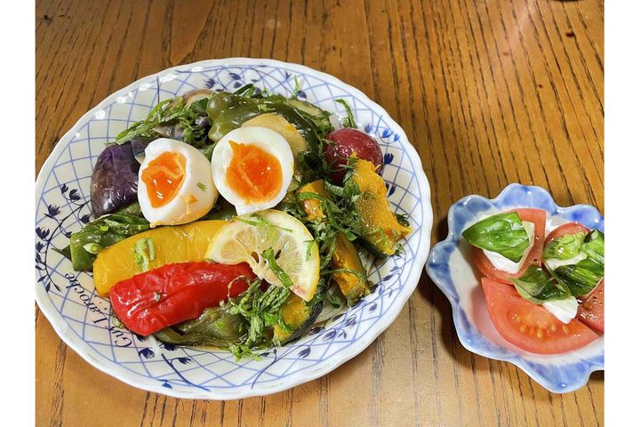 お出汁がしみた焼き浸しを、そうめんなどの麺に“ぶっかけアレンジ”。半熟卵をトッピングすると、たんぱく質も補えます。