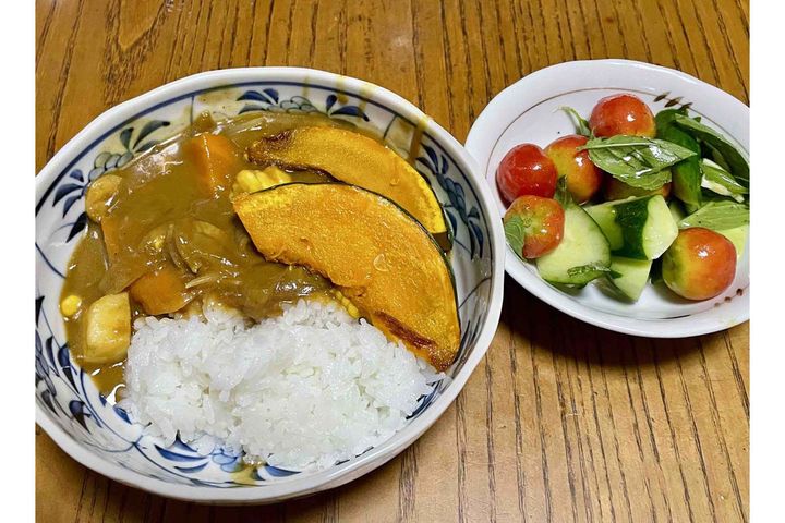 夏のカレーにグリルしたカボチャをトッピング。手軽にビタミンACE強化ができます。