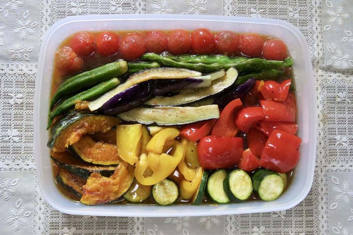カボチャ（左下）をはじめ、夏野菜たっぷりの焼き浸し。冷蔵庫で冷やして召し上がれ。