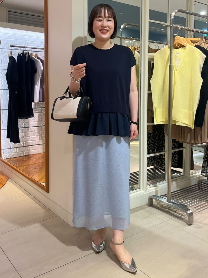 透け感のあるブルーのドット柄で清涼感を