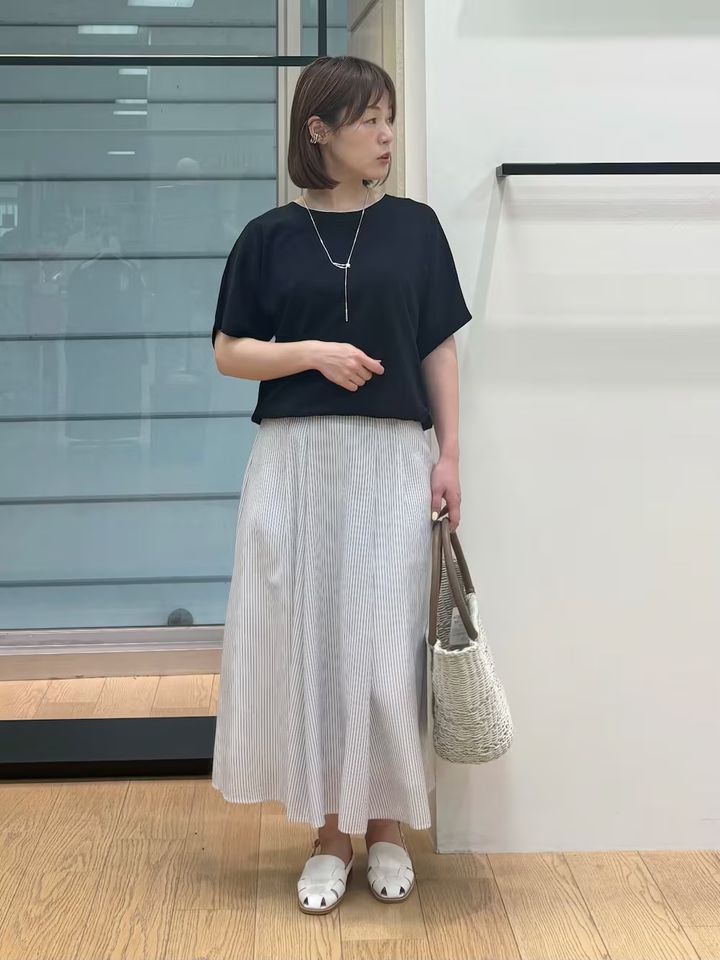 白地にストライプ柄が爽やかなフレアスカート