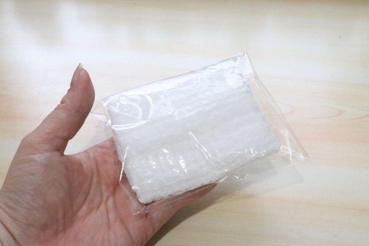 手のひらに乗せられた個包装のコンパクトなボディタオル