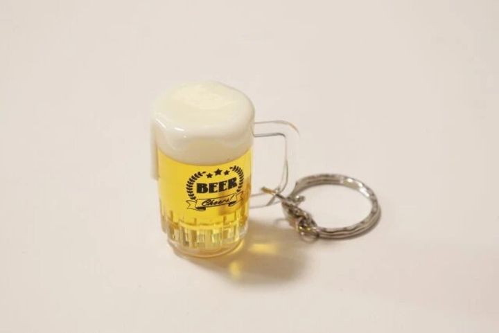 白い背景に置かれたビールジョッキ型キーホルダー