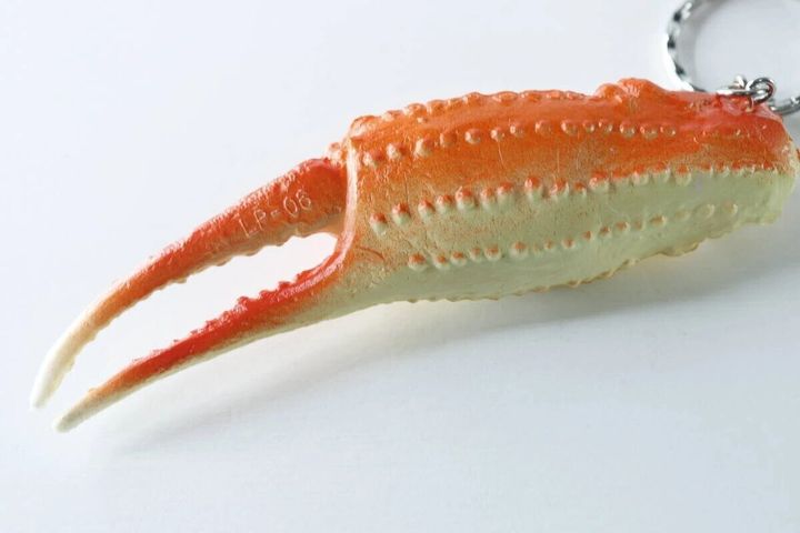 カニ爪型キーホルダーの甲羅の質感と爪先をアップで