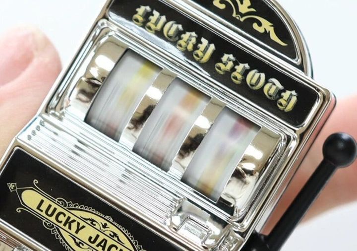 回転するスロット部分をアップで捉えたキーホルダー