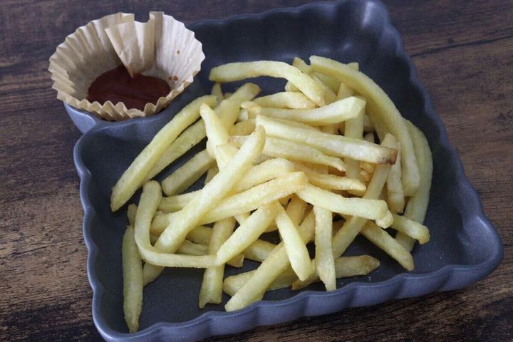 フライドポテトとケチャップが乗った仕切り皿