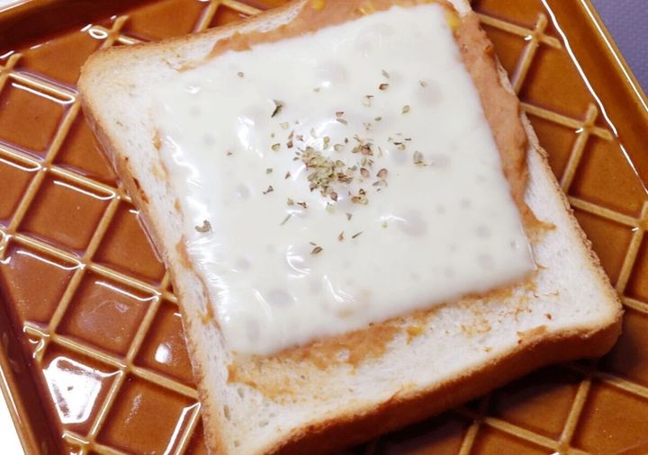 チーズトーストが乗った茶色のトーストプレート