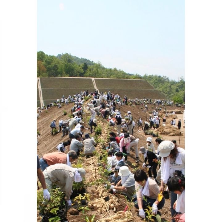 地域の方々とともに行った植樹祭(2007年5月)