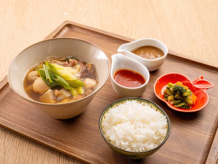 1. 山形ならではの秋の実りを味わう、彩り豊かな限定メニュー / ゆさの芋煮膳（1,280円）：山形の秋に欠かせない名物「芋煮」をゆさ流にアレンジ。蔵王牛を使用した自慢の逸品です。そのままの旨味を味わった後は、「特製トマトソース」と「ビーフカレー」を投入し、驚きのオリジナル「味変」をお好みでお楽しみください。