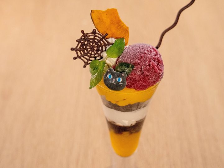1. 山形ならではの秋の実りを味わう、彩り豊かな限定メニュー / 秋のパンプキンパフェ（1,280円）：ハロウィン気分を高める賑やかな秋パフェ。濃厚なかぼちゃクリーム、爽やかなぶどうシャーベットに、コーヒーゼリーのほろ苦さがマッチした贅沢な層をお楽しみいただけます。