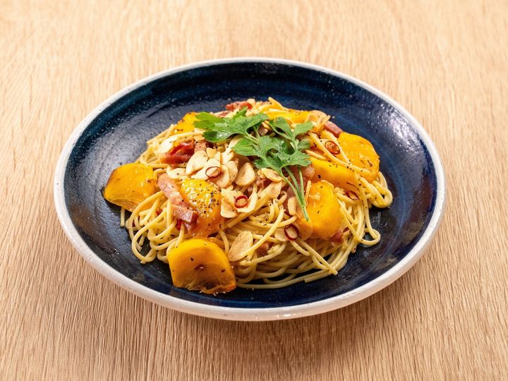 1. 山形ならではの秋の実りを味わう、彩り豊かな限定メニュー / 庄内柿とベーコンのペペロンチーノ（1,280円）：山形が誇る秋の味覚「庄内柿」を贅沢に使用した特製フルーツパスタ。にんにく・唐辛子のオイルベースに、ベーコンと甘く完熟した庄内柿を合わせました。（※庄内柿の収穫状況により販売時期が異なります）