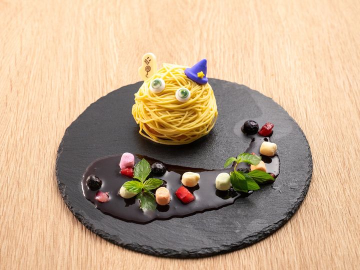 1. 山形ならではの秋の実りを味わう、彩り豊かな限定メニュー / 手作り♩もんすたーモンブラン（1,180円）：自分で絞って完成させる、体験型デザートです。お芋の甘みが広がるスイートポテトクリームをお客様自身が絞り器で絞り、目玉や帽子のパーツをトッピングして世界に一つだけのオリジナルモンブランを作っていただけます。